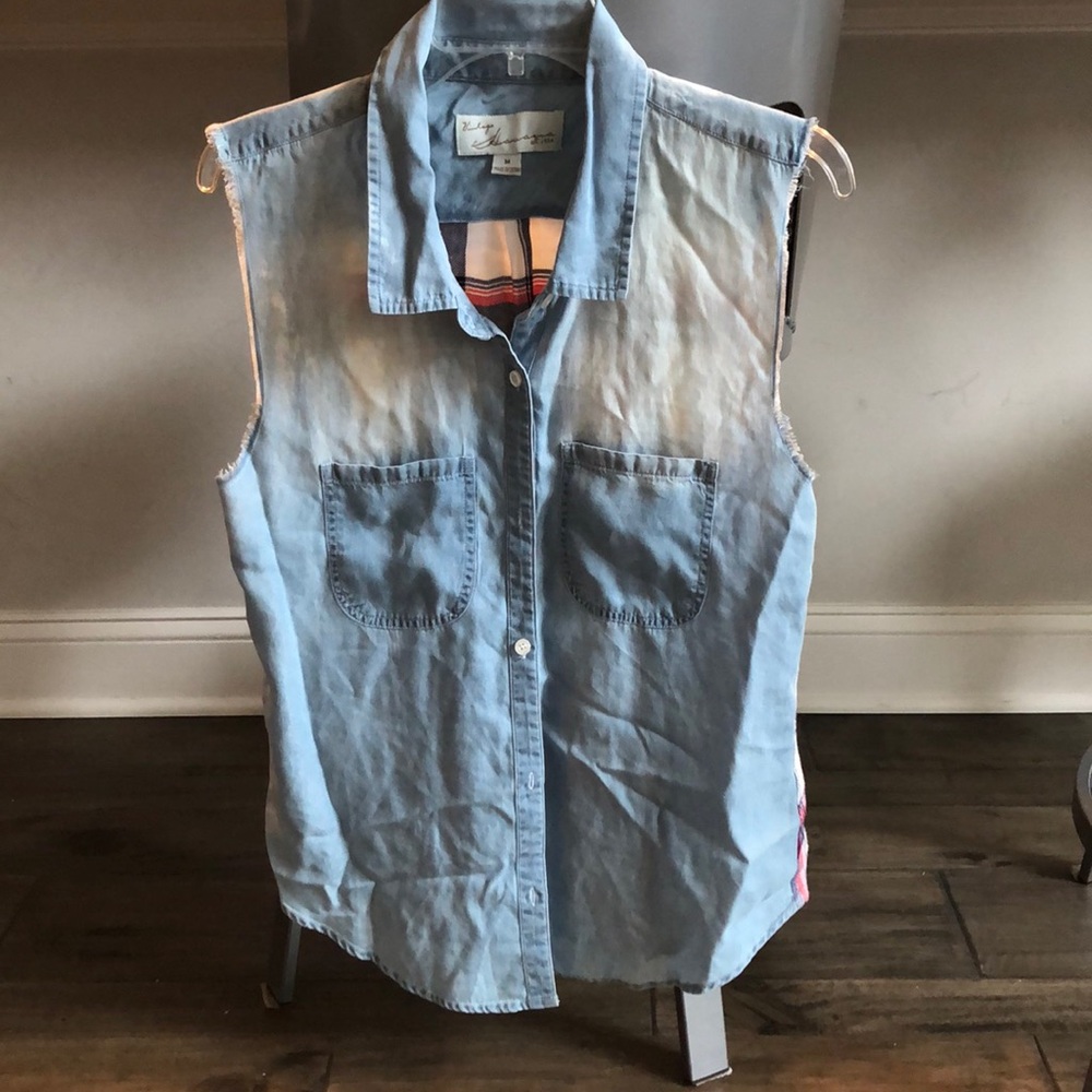 Sleeveless denim shirt